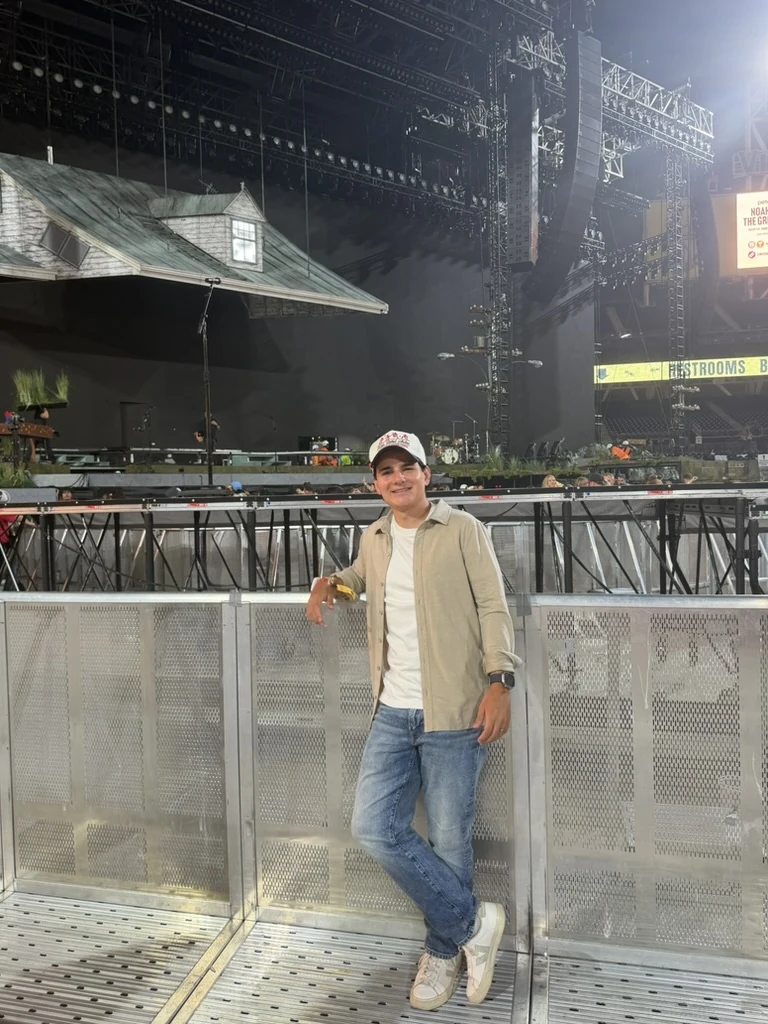 JC Mora recargado en la barricada frente al escenario de un concierto